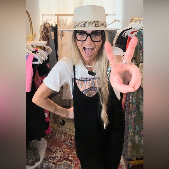 VAN_SOLEIL IS LIVE 💛✌🏽💛 LIKE TO BE NOTIFIED 🥳🥳🥳 - Picture 16 of 17